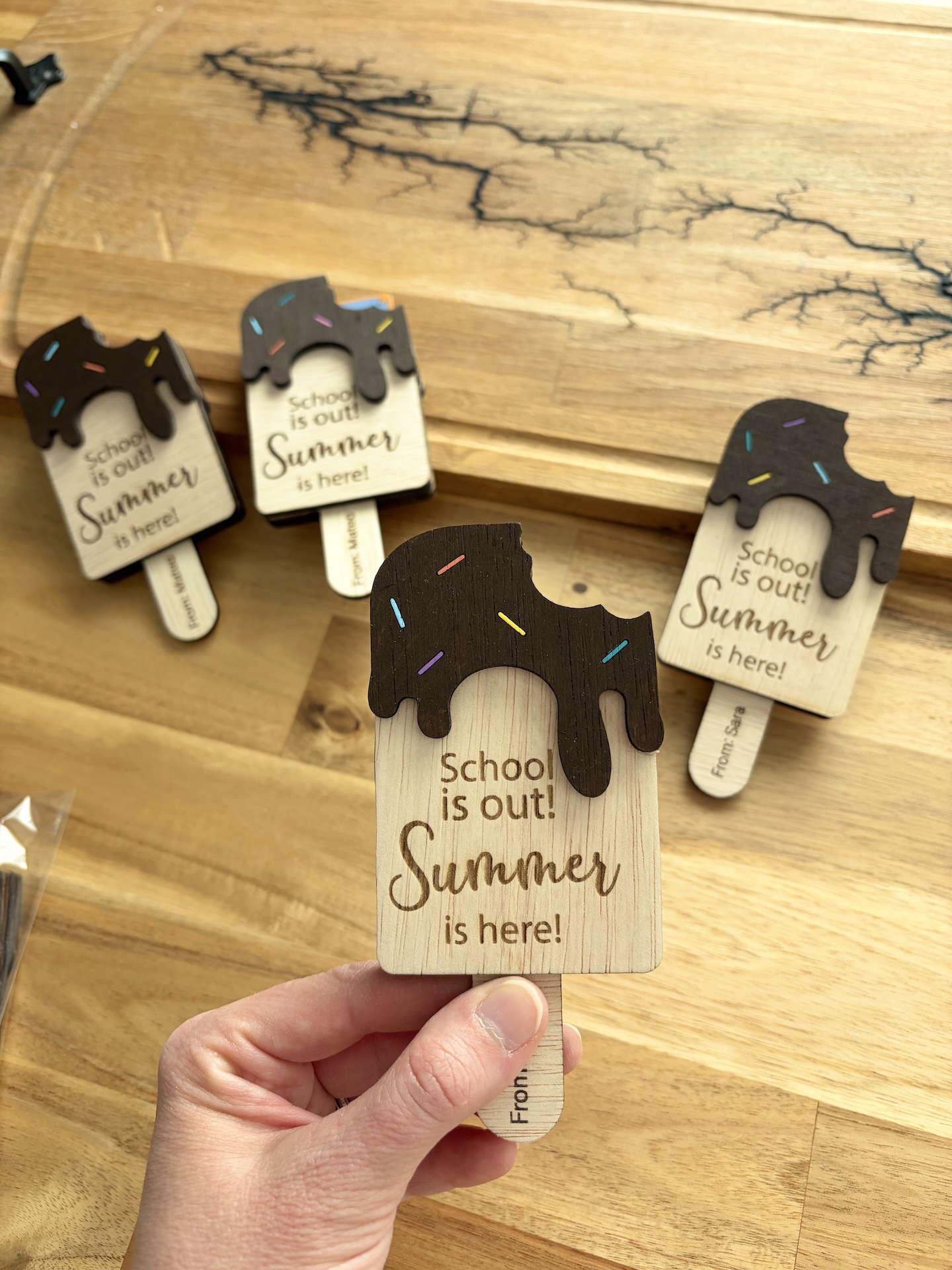 Suport Gift Card "School is Out!" – Cadou Personalizat pentru Profesori