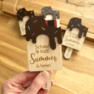 Suport Gift Card "School is Out!" – Cadou Personalizat pentru Profesori
