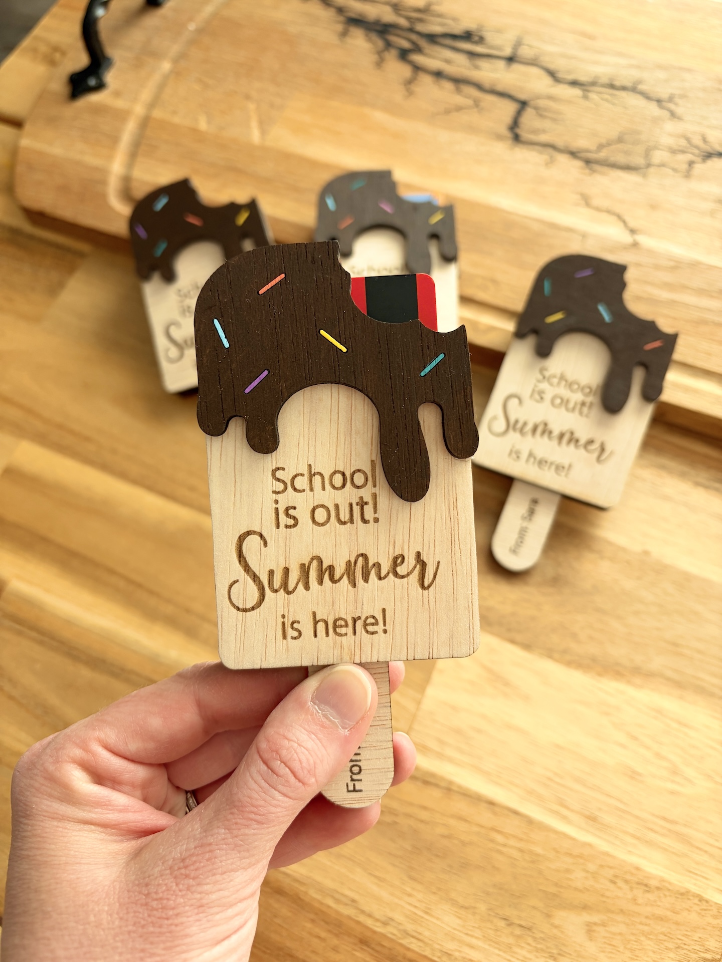 Suport Gift Card "School is Out!" – Cadou Personalizat pentru Profesori