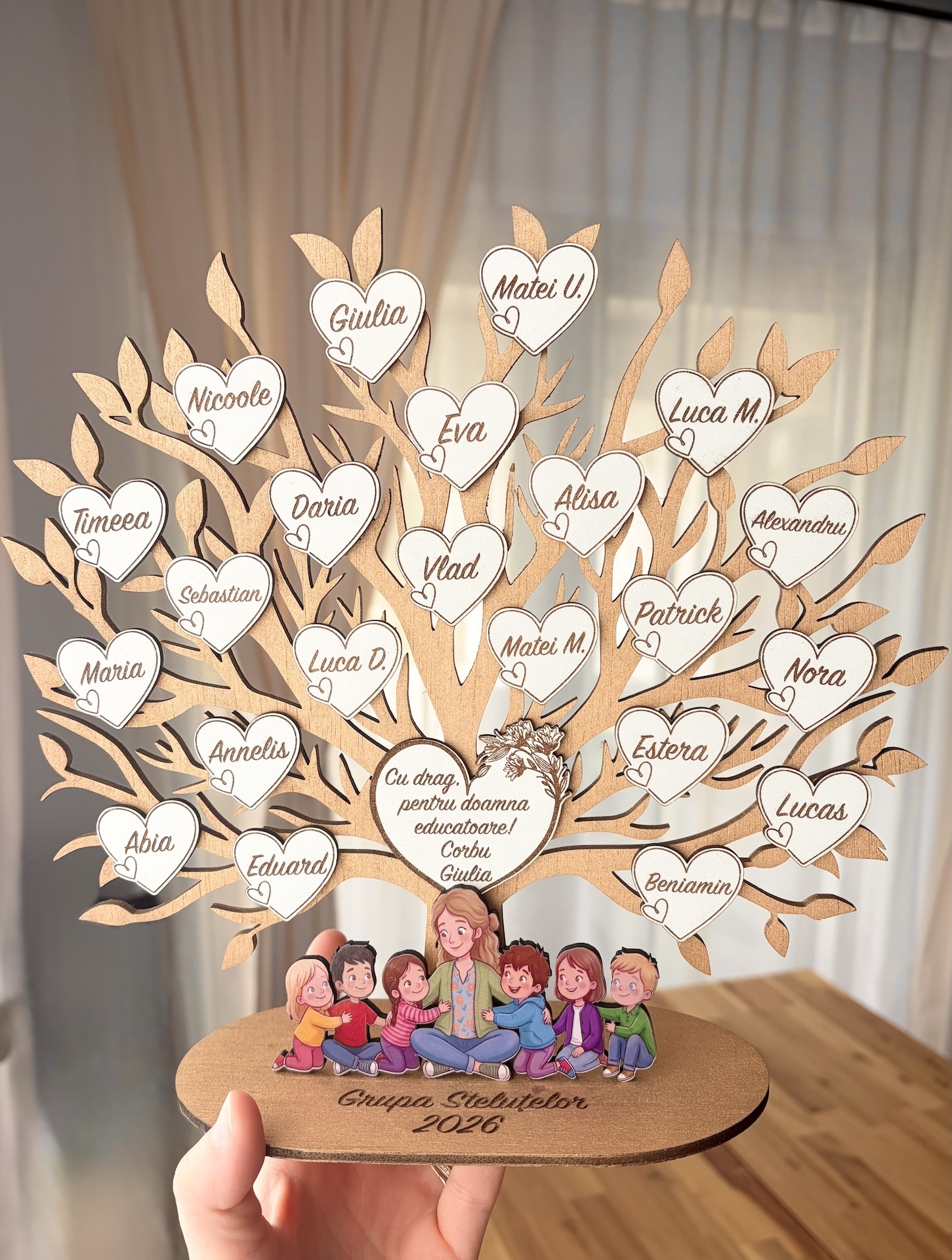 Cadou Sfârșit de An Școlar – Copacul cu Inimi Personalizate din Lemn