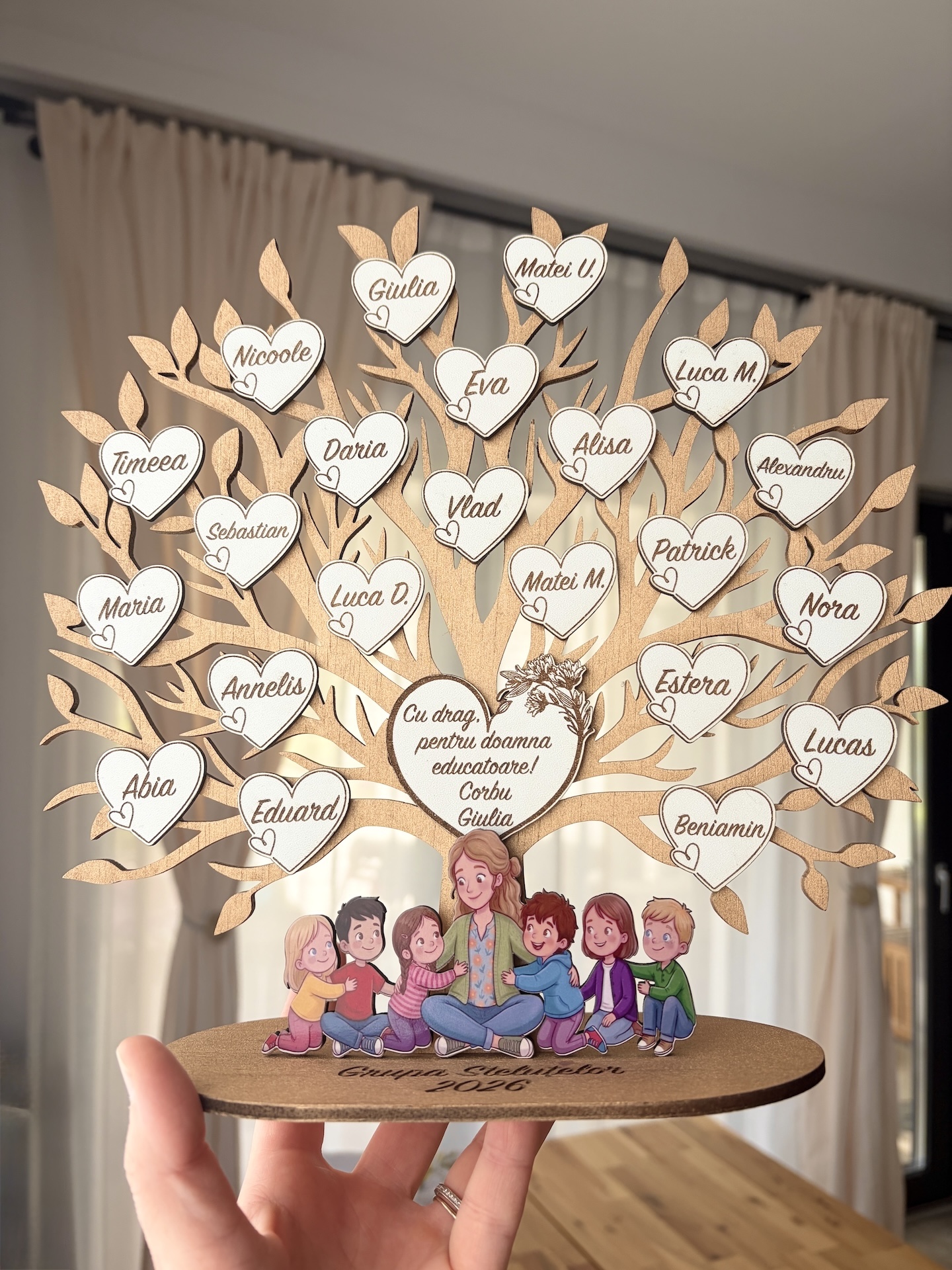 Cadou Sfârșit de An Școlar – Copacul cu Inimi Personalizate din Lemn